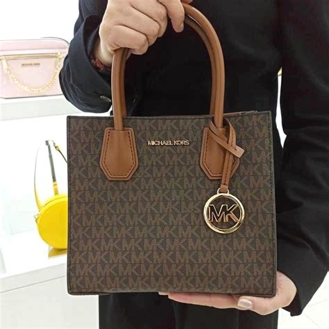 cách nhận biết túi michael kors chính hãng leflair|8 cách nhanh nhất giúp bạn phân biệt túi xách Michael Kors hàng .